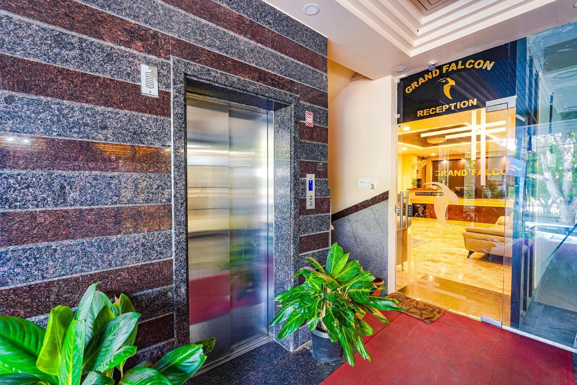 Fabhotel Grand Falcon Бангалор Екстериор снимка